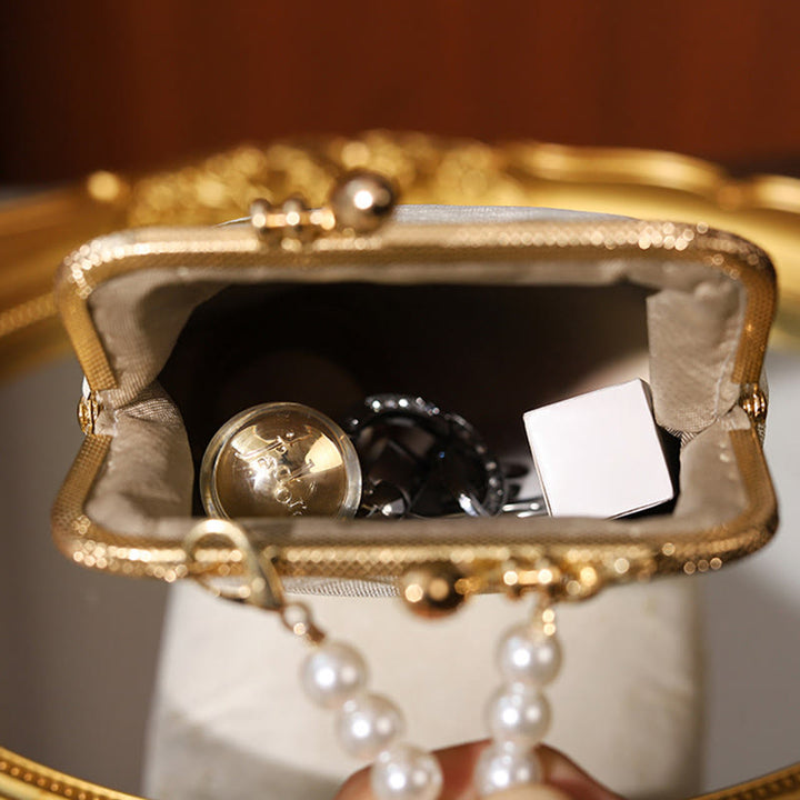 Buddha Stonesの小さな花と蝶の刺繍が施されたパールメタルチェーンショルダーバッグ、クロスボディハンドバッグ、携帯電話バッグ