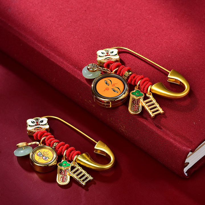 Buddha Stonesの踊る獅子 翡翠 平和バックル 福の字 安全と幸福 銅製 幸運のブローチ