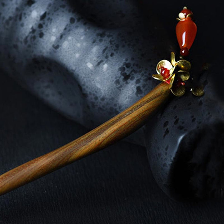 Buddha Stonesシルバータッセルグリーンサンダルウッドの癒しのヘアピン