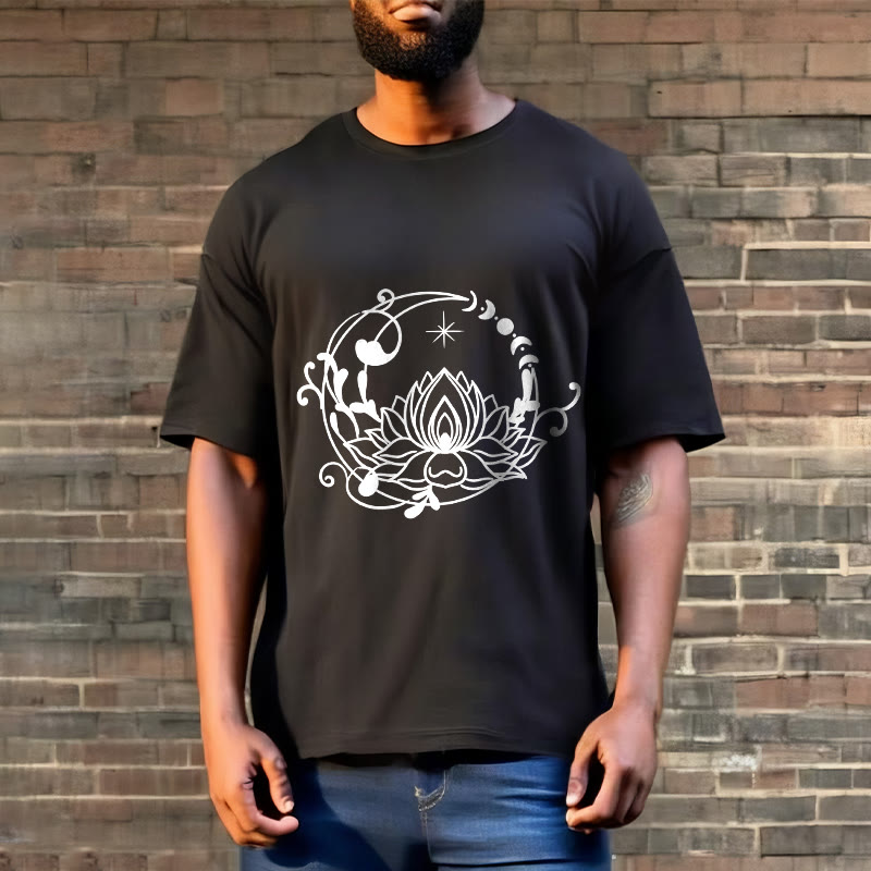 Buddha Stonesのシンプルなデザイン、蓮の花、月、流れる蔓模様のコットンTシャツ - image 7
