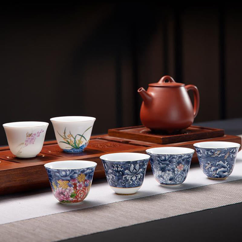 Buddha Stones、カラフルな花、蘭、海の波、青と白の磁器のティーカップ、カンフーティーカップ