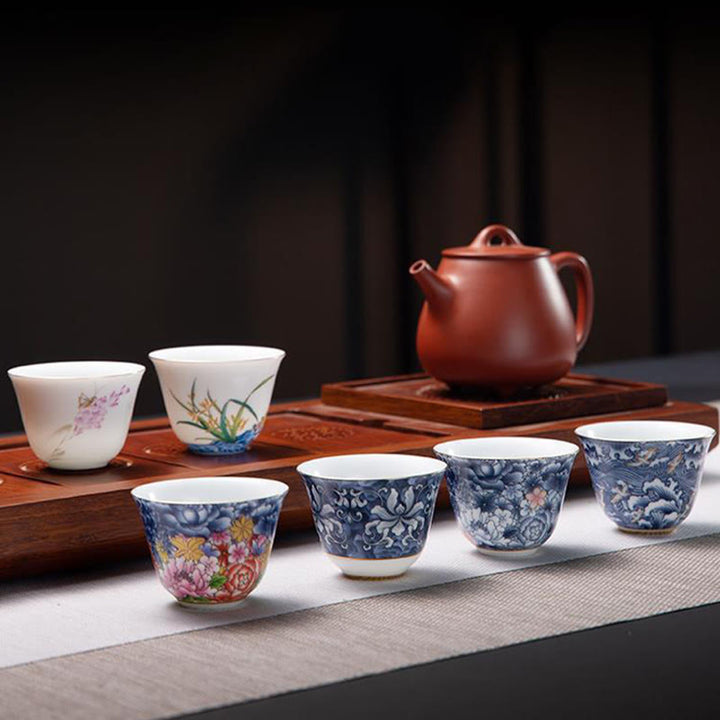 Buddha Stones、カラフルな花、蘭、海の波、青と白の磁器のティーカップ、カンフーティーカップ