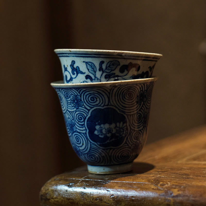 Buddha Stonesの青と白の磁器の手描きの蓮の花の陶器のティーカップカンフーティーカップ