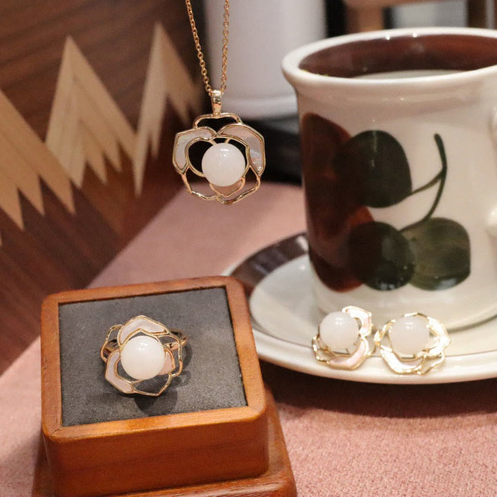 Buddha Stones925 スターリングシルバー メッキ ゴールドポスト 和田白翡翠 シャコガイ 石 椿の花 幸運のネックレス ペンダント リング イヤリング