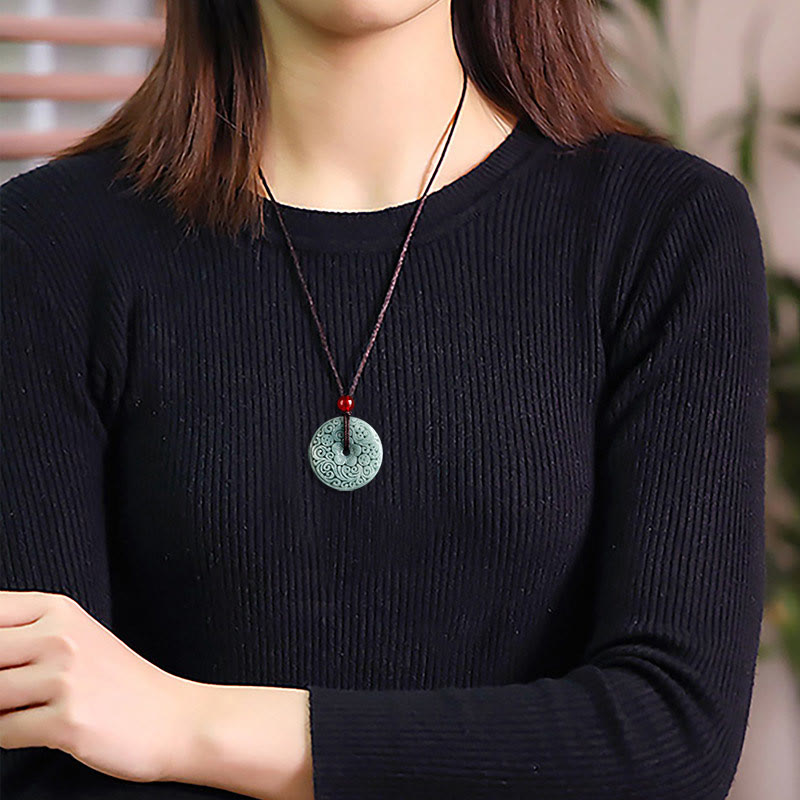 Buddha Stones翡翠 花彫り 平和バックル 豊穣のネックレスペンダント
