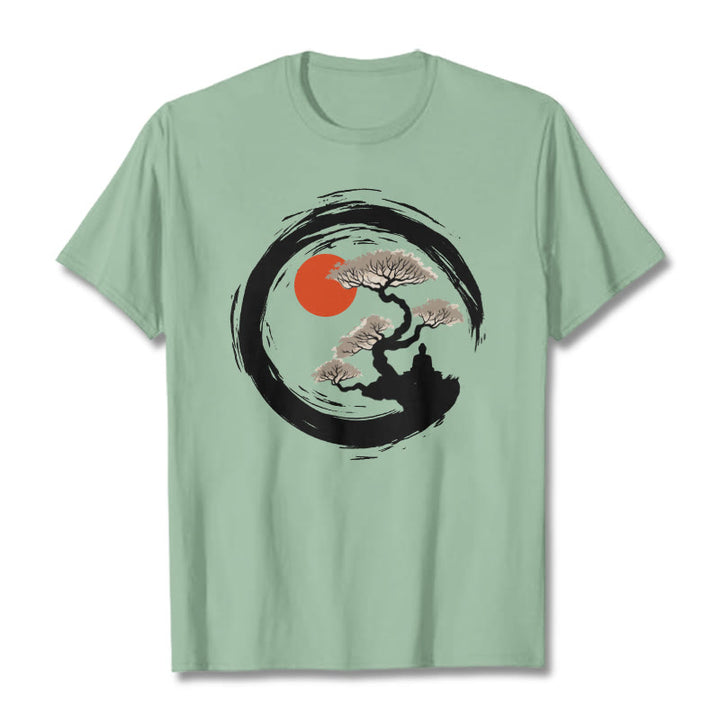 Buddha Stones、赤い太陽、松、禅サークル、瞑想、仏陀Tシャツ
