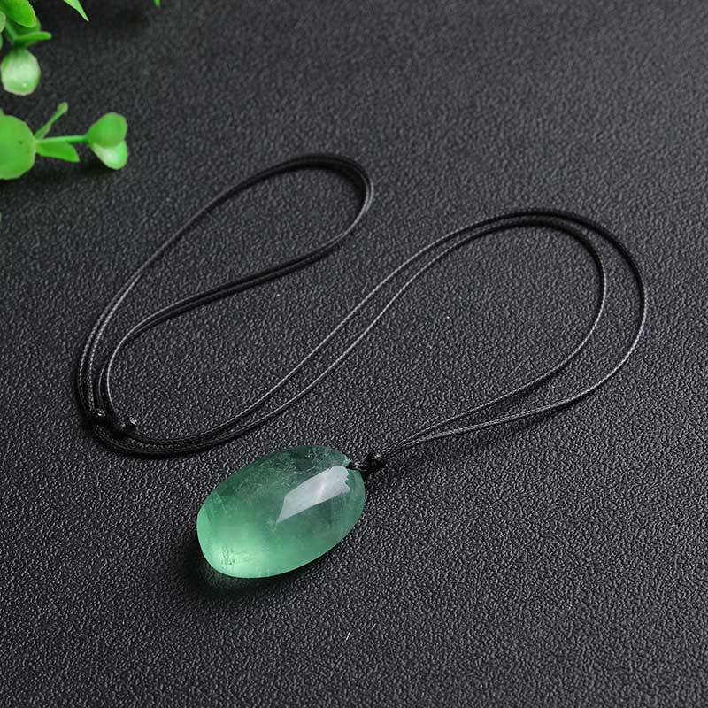 Buddha Stonesグリーンフローライト パワーネックレスペンダント - 天然フローライト（色や形状は個体差があります） - image 0