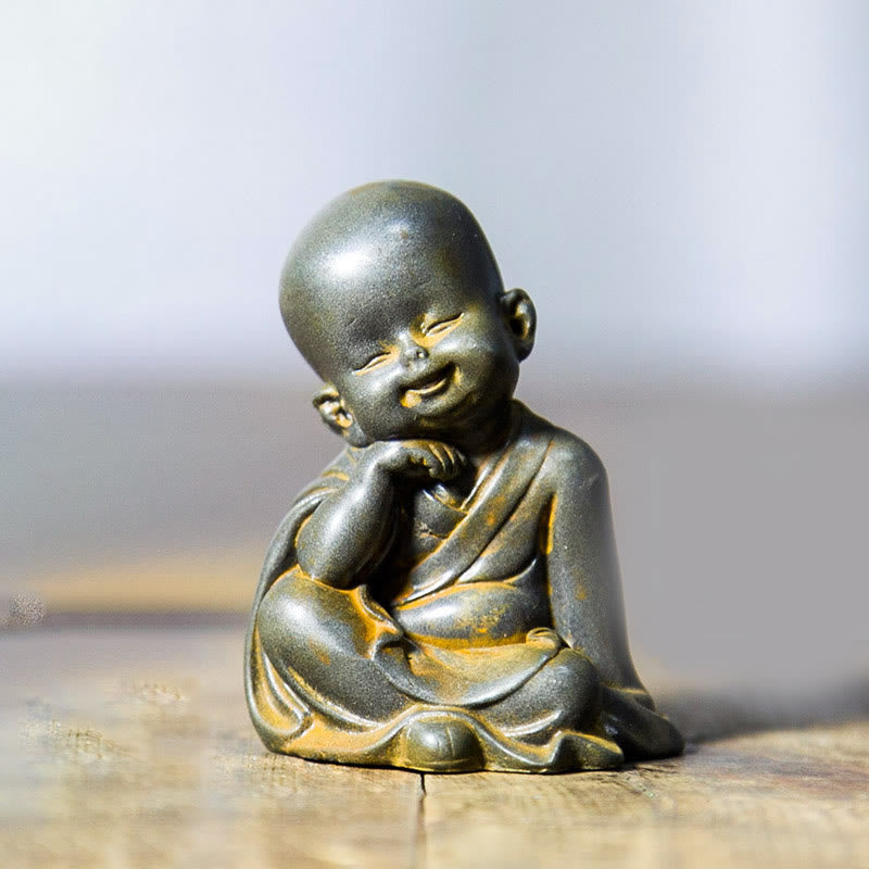 Buddha Stones小さな瞑想僧 鉄粉 錆 鋳造樹脂像 机上装飾 - 顎を休める僧侶 6.5×5cm - image 4