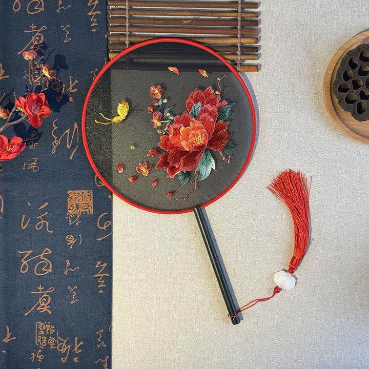 Buddha Stones、牡丹、花、蝶の刺繍が施された手持ち木製ハンドル扇子