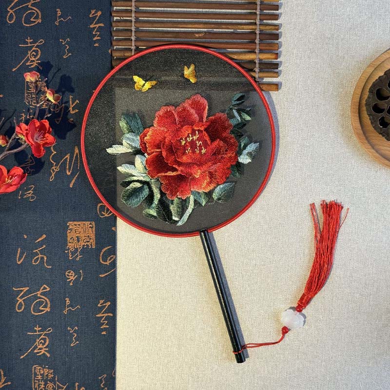 Buddha Stones、牡丹、花、蝶の刺繍が施された手持ち木製ハンドル扇子