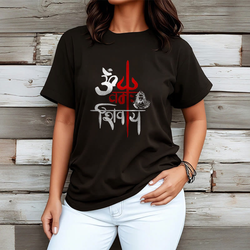 Buddha StonesOM NAMAH SHIVAYA レッドトライデントコットンTシャツ - image 3