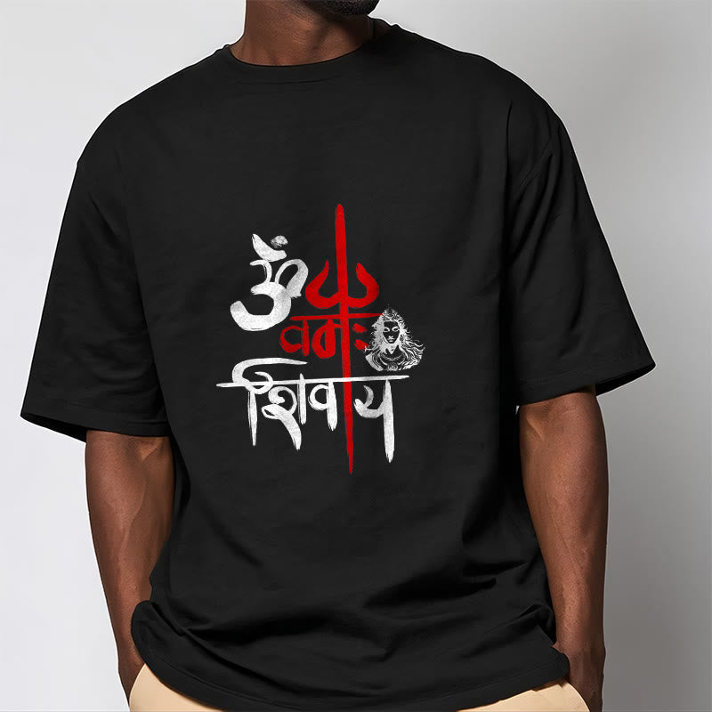 Buddha StonesOM NAMAH SHIVAYA レッドトライデントコットンTシャツ - image 2