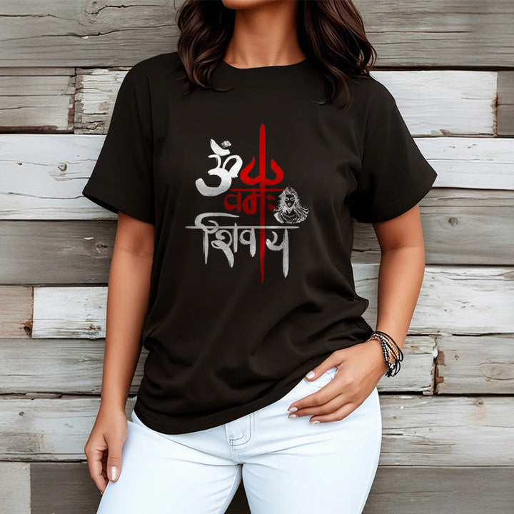 Buddha StonesOM NAMAH SHIVAYA レッドトライデントコットンTシャツ - image 2