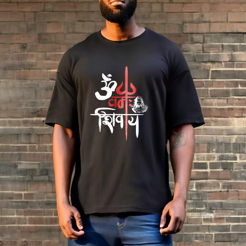 Buddha StonesOM NAMAH SHIVAYA レッドトライデントコットンTシャツ - image 3