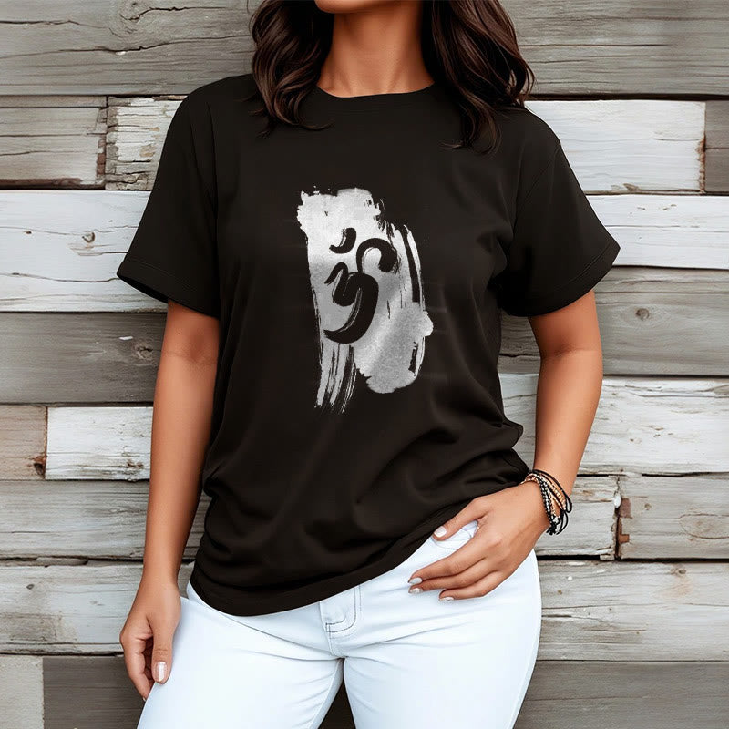 Buddha StonesOM インク背景 コットンTシャツ - image 1