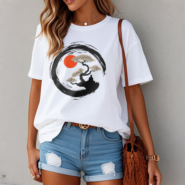 Buddha Stones、赤い太陽、松、禅サークル、瞑想、仏陀Tシャツ