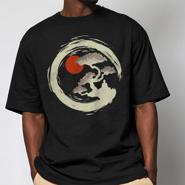 Buddha Stones、赤い太陽、松、禅サークル、瞑想、仏陀Tシャツ