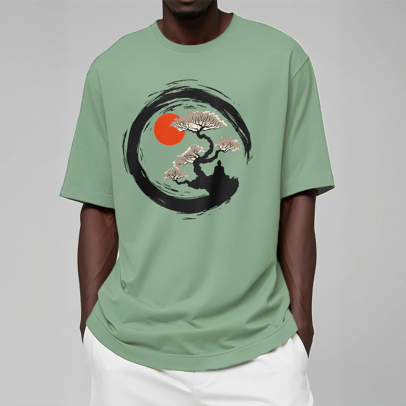 Buddha Stones、赤い太陽、松、禅サークル、瞑想、仏陀Tシャツ
