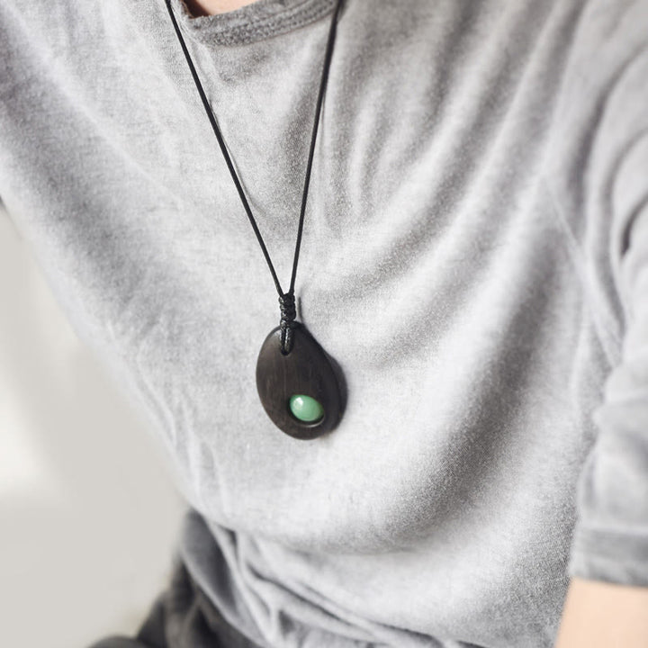 Buddha Stones、黒檀、グリーンアベンチュリン、平和の穏やかなネックレスペンダント