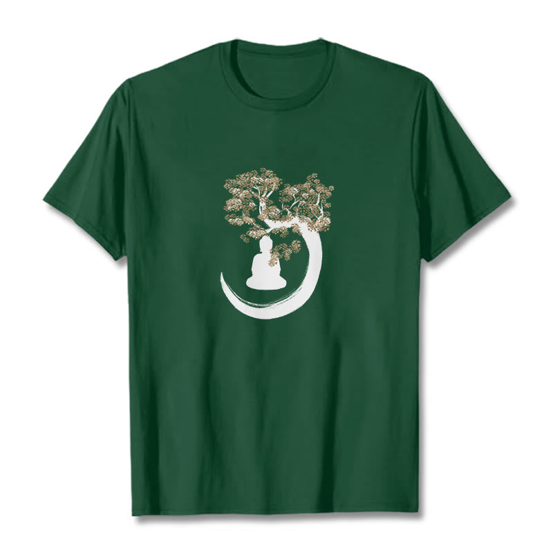 Buddha Stones、木の下に座る仏陀のコットンTシャツ - フォレストグリーン - 2XL - image 0