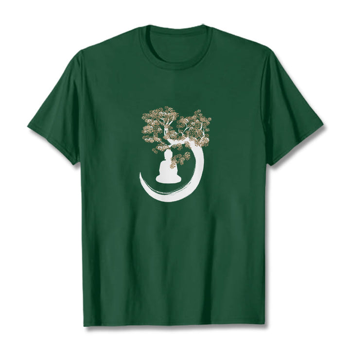 Buddha Stones、木の下に座る仏陀のコットンTシャツ - フォレストグリーン - 2XL - image 0