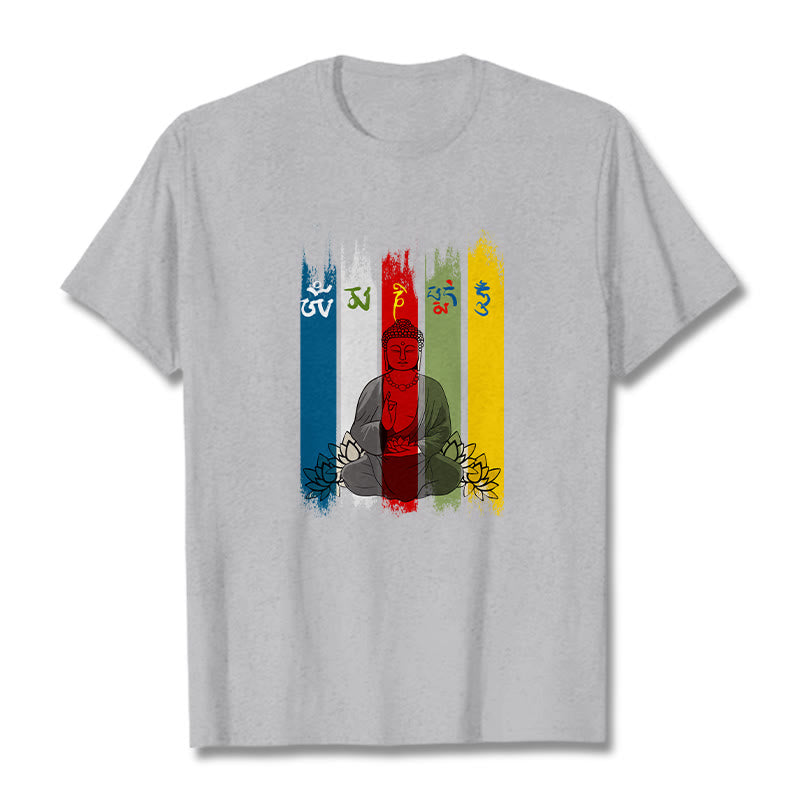 Buddha Stones、六つの真実の言葉「オーム・マニ・パドメ・フム」蓮華座に座る仏陀のコットンTシャツ - ライトグレー - 2XL - image 0