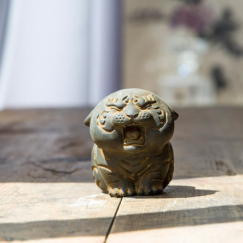 Buddha Stones ミニ虎の樹脂置物｜鉄粉入り・錆加工風インテリアオブジェ - 錆バージョン 6×5.5cm - image 0