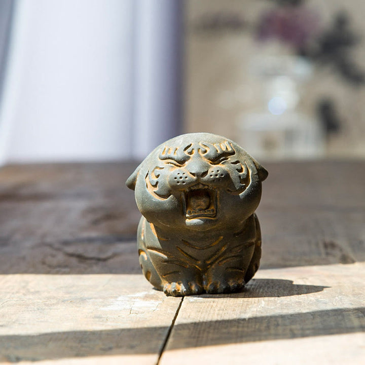 Buddha Stones ミニ虎の樹脂置物｜鉄粉入り・錆加工風インテリアオブジェ - 錆バージョン 6×5.5cm - image 0