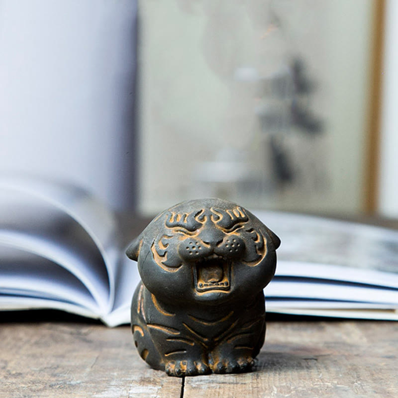 Buddha Stones ミニ虎の樹脂置物｜鉄粉入り・錆加工風インテリアオブジェ - image 1