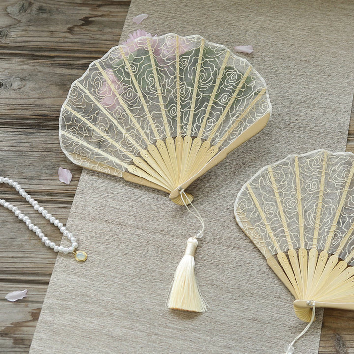 Buddha Stones、バラの刺繍、レース、貝殻の形のタッセル、手持ちの竹製扇子
