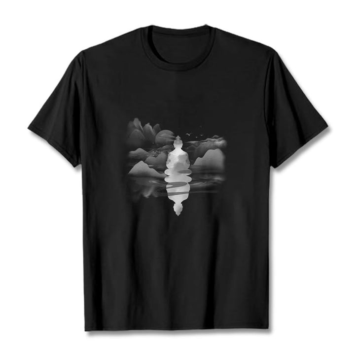 Buddha Stones、山に座る瞑想仏陀の模様のコットンTシャツ - 黒 - 2XL - image 0