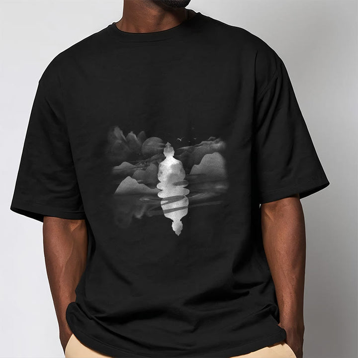 Buddha Stones、山に座る瞑想仏陀の模様のコットンTシャツ - image 2