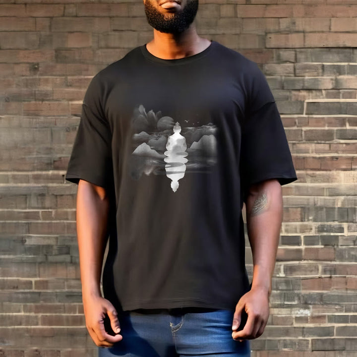 Buddha Stones、山に座る瞑想仏陀の模様のコットンTシャツ - image 3