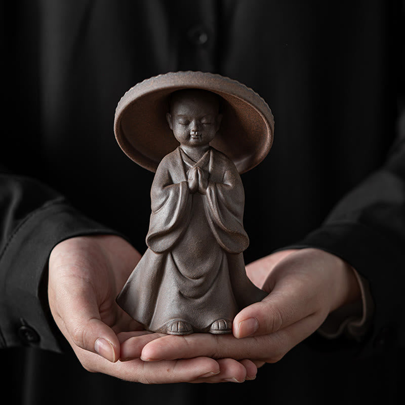 Buddha Stones小さな茶色の僧侶の帽子のストレーナー 陶器のティーアクセサリーの置物 禅の家の机の装飾