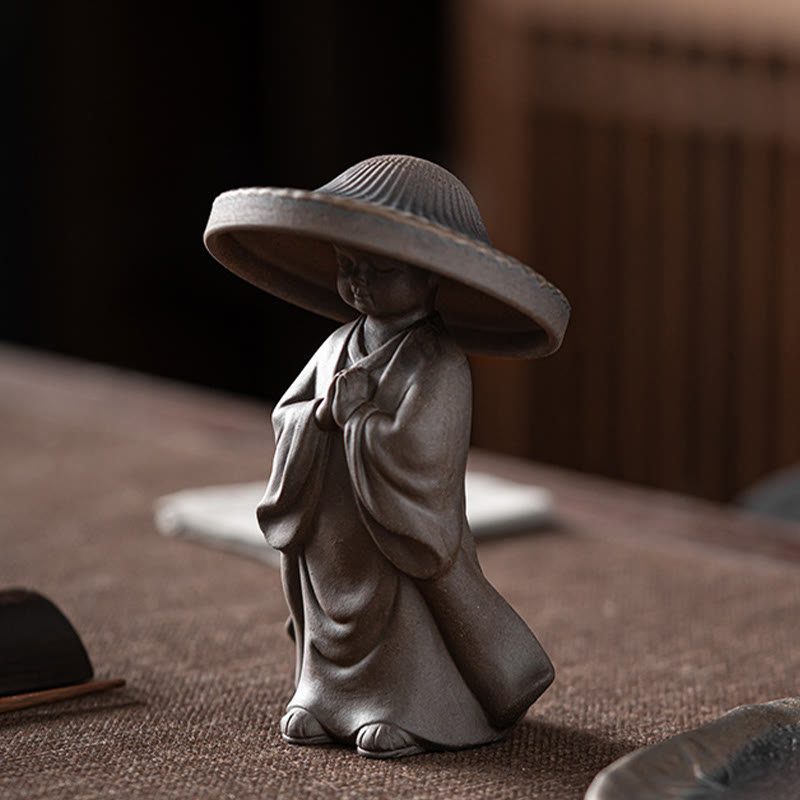 Buddha Stones小さな茶色の僧侶の帽子のストレーナー 陶器のティーアクセサリーの置物 禅の家の机の装飾