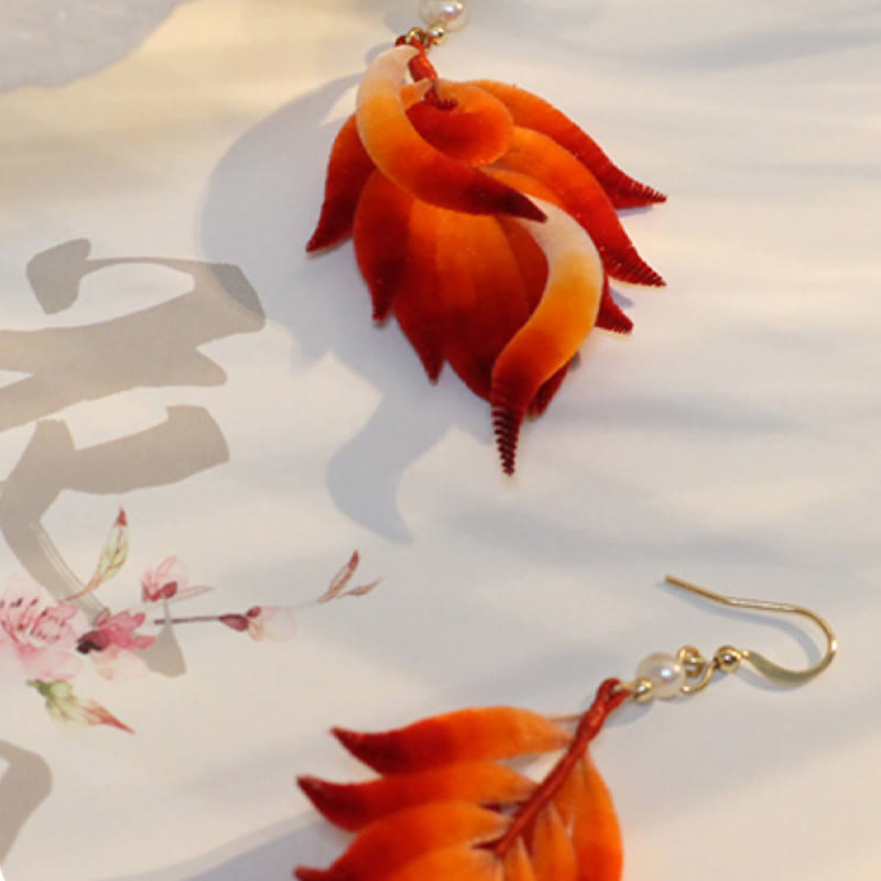 Buddha Stones 14K金メッキ銅製ハンドメイドベルベットフラワーマルベリーシルクレッドフェザードロップイヤリング