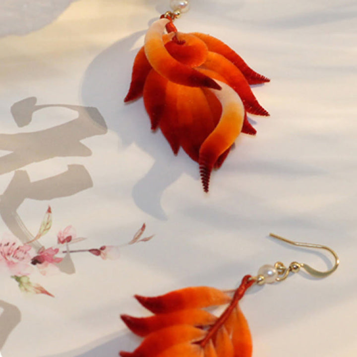 Buddha Stones 14K金メッキ銅製ハンドメイドベルベットフラワーマルベリーシルクレッドフェザードロップイヤリング