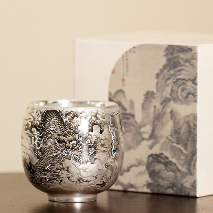 Buddha Stones、魚、蓮、海藻、谷山、松の木、龍のティーカップ、カンフーティーカップ、ギフトボックス付き