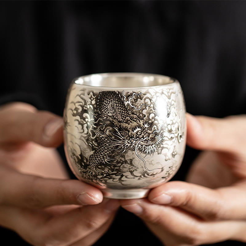 Buddha Stones、魚、蓮、海藻、谷山、松の木、龍のティーカップ、カンフーティーカップ、ギフトボックス付き
