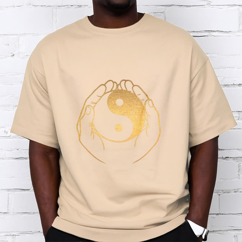 黄金の陰陽を握るBuddha Stonesの手Tシャツ - image 13