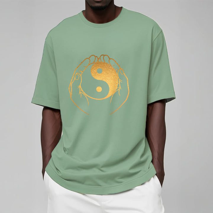 黄金の陰陽を握るBuddha Stonesの手Tシャツ - image 15