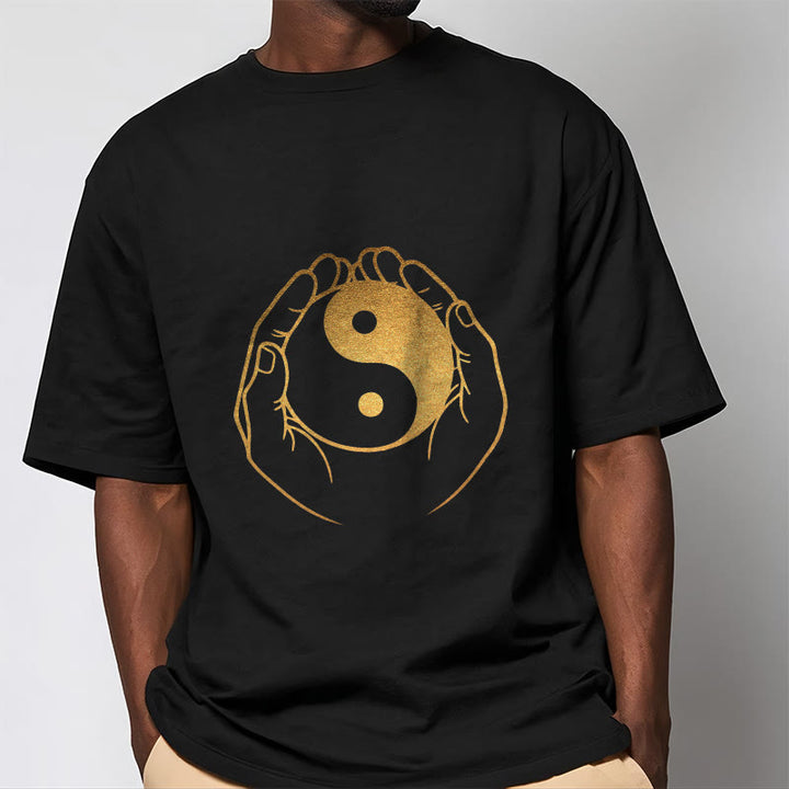 黄金の陰陽を握るBuddha Stonesの手Tシャツ - image 1
