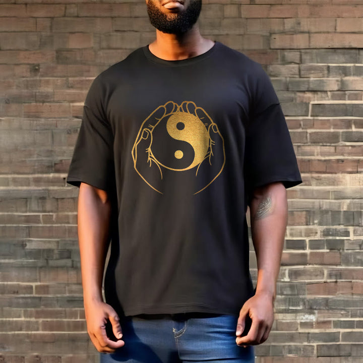 黄金の陰陽を握るBuddha Stonesの手Tシャツ - image 2