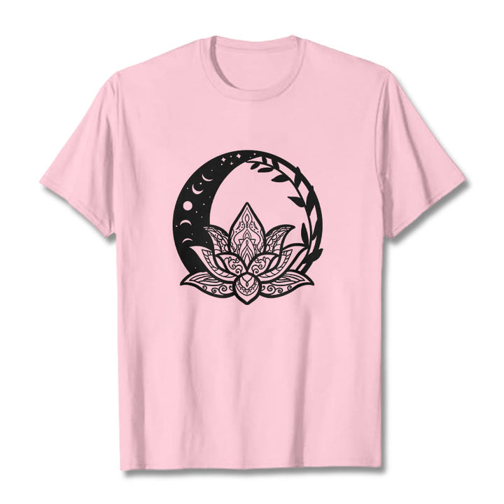 Buddha Stones、蓮の花、太陽、月、絡み合う蔓のTシャツ - ライトピンク - 2XL - image 13