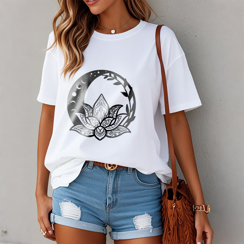Buddha Stones、蓮の花、太陽、月、絡み合う蔓のTシャツ - image 3