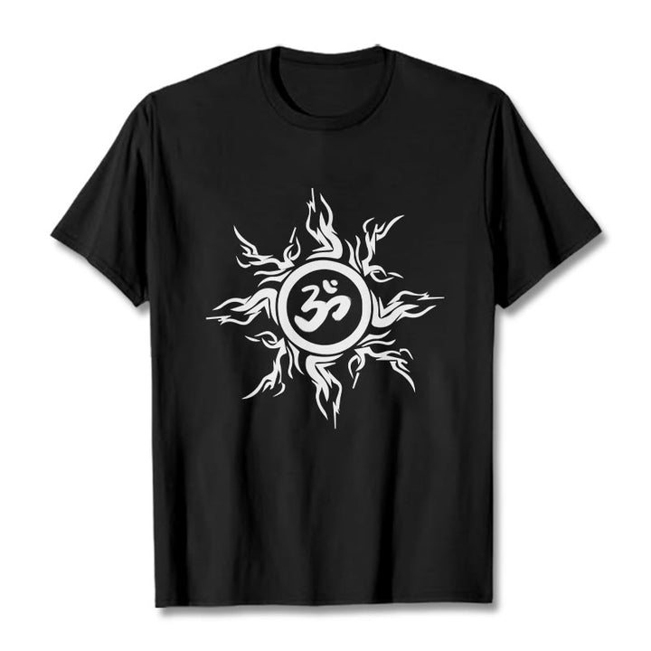 オームシンボルを囲むBuddha Stonesのサンバースト模様のコットンTシャツ - 黒 - 2XL - image 5