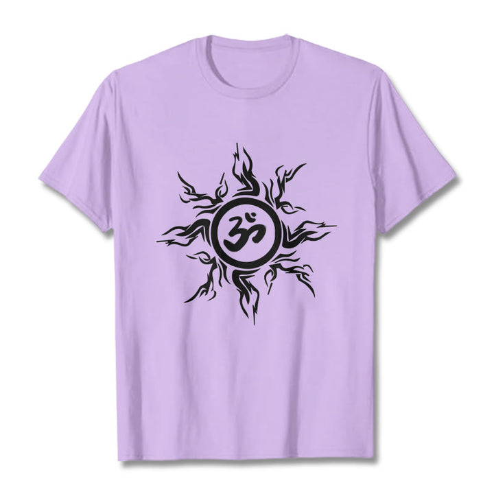 オームシンボルを囲むBuddha Stonesのサンバースト模様のコットンTシャツ - 梅 - 2XL - image 17