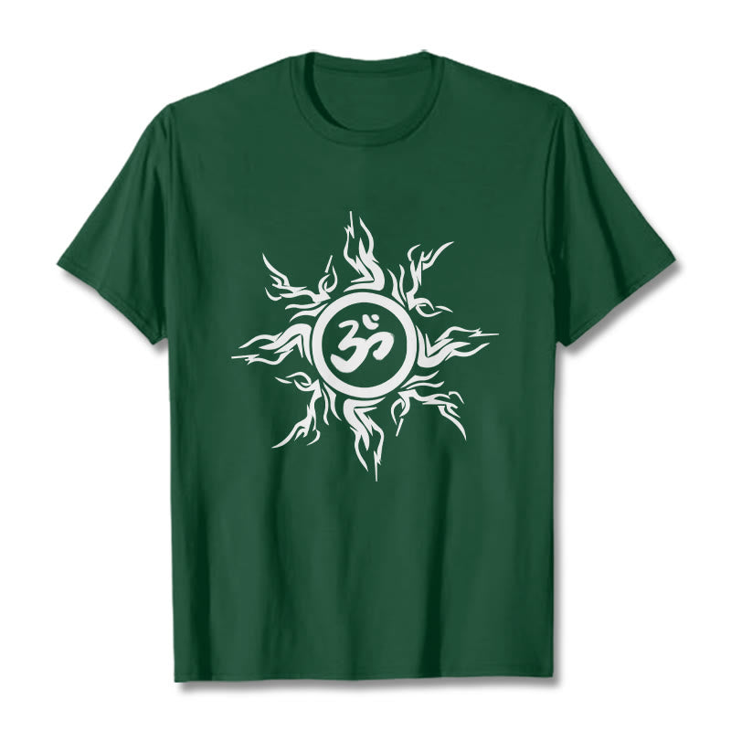 オームシンボルを囲むBuddha Stonesのサンバースト模様のコットンTシャツ - フォレストグリーン - 2XL - image 11