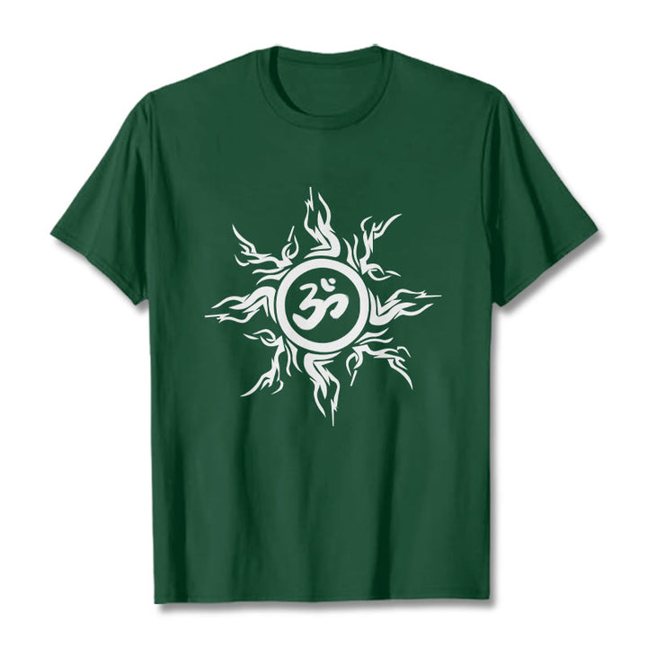 オームシンボルを囲むBuddha Stonesのサンバースト模様のコットンTシャツ - フォレストグリーン - 2XL - image 11