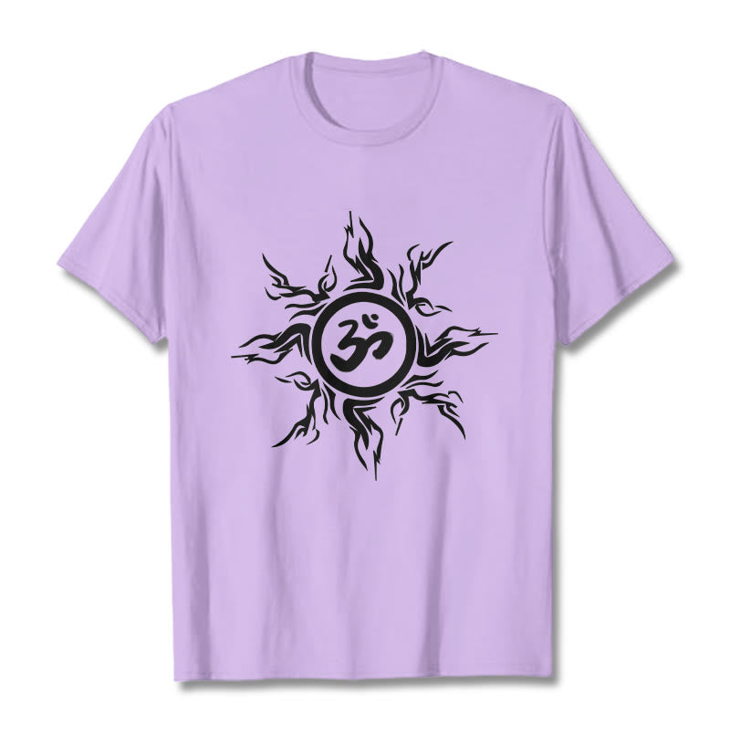 オームシンボルを囲むBuddha Stonesのサンバースト模様のコットンTシャツ - 梅 - 2XL - image 16